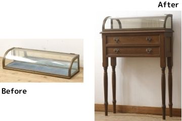 Rガラス卓上ショーケースをリペア&カスタム!高品質リペアを施し、引き出し付きでろくろ脚の台座を製作し取り付け。木部はオーク系に着色仕上げ。(ガラスケース、コレクションケース、飾り棚、店舗什器)