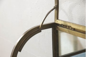 Rガラス卓上ショーケースをリペア&カスタム!高品質リペアを施し、引き出し付きでろくろ脚の台座を製作し取り付け。木部はオーク系に着色仕上げ。(ガラスケース、コレクションケース、飾り棚、店舗什器)