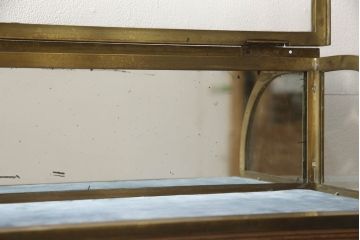 Rガラス卓上ショーケースをリペア&カスタム!高品質リペアを施し、引き出し付きでろくろ脚の台座を製作し取り付け。木部はオーク系に着色仕上げ。(ガラスケース、コレクションケース、飾り棚、店舗什器)