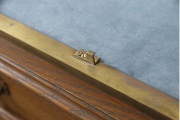Rガラス卓上ショーケースをリペア&カスタム!高品質リペアを施し、引き出し付きでろくろ脚の台座を製作し取り付け。木部はオーク系に着色仕上げ。(ガラスケース、コレクションケース、飾り棚、店舗什器)