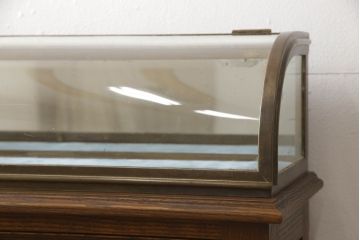 Rガラス卓上ショーケースをリペア&カスタム!高品質リペアを施し、引き出し付きでろくろ脚の台座を製作し取り付け。木部はオーク系に着色仕上げ。(ガラスケース、コレクションケース、飾り棚、店舗什器)
