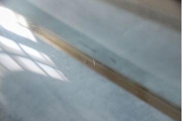 Rガラス卓上ショーケースをリペア&カスタム!高品質リペアを施し、引き出し付きでろくろ脚の台座を製作し取り付け。木部はオーク系に着色仕上げ。(ガラスケース、コレクションケース、飾り棚、店舗什器)