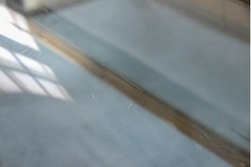 Rガラス卓上ショーケースをリペア&カスタム!高品質リペアを施し、引き出し付きでろくろ脚の台座を製作し取り付け。木部はオーク系に着色仕上げ。(ガラスケース、コレクションケース、飾り棚、店舗什器)