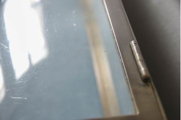 Rガラス卓上ショーケースをリペア&カスタム!高品質リペアを施し、引き出し付きでろくろ脚の台座を製作し取り付け。木部はオーク系に着色仕上げ。(ガラスケース、コレクションケース、飾り棚、店舗什器)