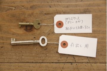 Rガラス卓上ショーケースをリペア&カスタム!高品質リペアを施し、引き出し付きでろくろ脚の台座を製作し取り付け。木部はオーク系に着色仕上げ。(ガラスケース、コレクションケース、飾り棚、店舗什器)