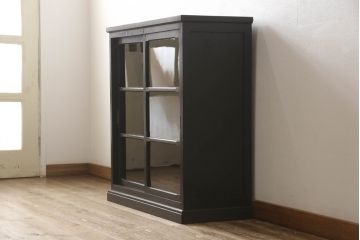 収納棚をリペア&カスタム!新たに台輪を取り付け、濃い茶色で着色仕上げ。(戸棚、食器棚、カップボード、キャビネット)