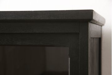 収納棚をリペア&カスタム!新たに台輪を取り付け、濃い茶色で着色仕上げ。(戸棚、食器棚、カップボード、キャビネット)