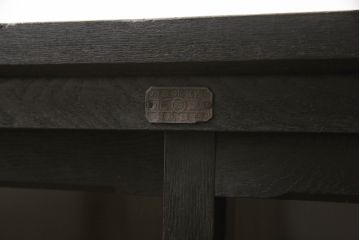 収納棚をリペア&カスタム!新たに台輪を取り付け、濃い茶色で着色仕上げ。(戸棚、食器棚、カップボード、キャビネット)