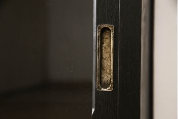収納棚をリペア&カスタム!新たに台輪を取り付け、濃い茶色で着色仕上げ。(戸棚、食器棚、カップボード、キャビネット)