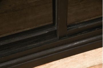 収納棚をリペア&カスタム!新たに台輪を取り付け、濃い茶色で着色仕上げ。(戸棚、食器棚、カップボード、キャビネット)