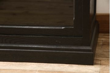 収納棚をリペア&カスタム!新たに台輪を取り付け、濃い茶色で着色仕上げ。(戸棚、食器棚、カップボード、キャビネット)
