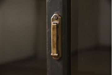 サイドボードをリペア&カスタム!高品質リペアを施し、脚と畳摺りを新たに取り付け。現状の木目を活かした着色仕上げ。(収納棚、戸棚、サイドキャビネット、飾り棚)