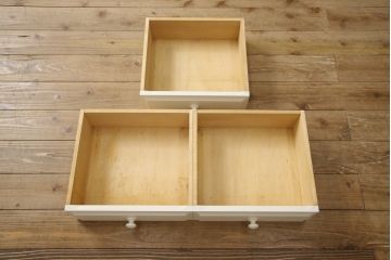食器棚をリペア&カスタム!高品質リペアを施し、外側はアンティークホワイト、内側はくすんだ水色でペイント仕上げ。(戸棚、収納棚、飾り棚、カップボード、キャビネット、ブックケース、本箱)