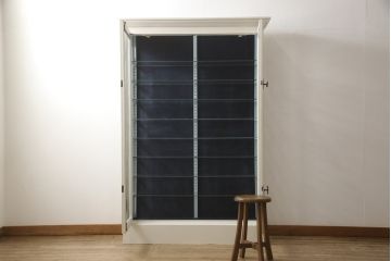 キャビネットをリペア&カスタム!高品質リペアを施し、外側はアンティークホワイト、内側はくすんだ水色ででペイント仕上げ。(ガラスケース、ショーケース、飾り棚、陳列棚、戸棚、食器棚、カップボード、店舗什器)