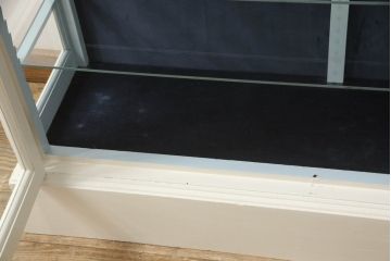キャビネットをリペア&カスタム!高品質リペアを施し、外側はアンティークホワイト、内側はくすんだ水色ででペイント仕上げ。(ガラスケース、ショーケース、飾り棚、陳列棚、戸棚、食器棚、カップボード、店舗什器)