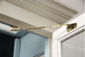 キャビネットをリペア&カスタム!高品質リペアを施し、外側はアンティークホワイト、内側はくすんだ水色ででペイント仕上げ。(ガラスケース、ショーケース、飾り棚、陳列棚、戸棚、食器棚、カップボード、店舗什器)