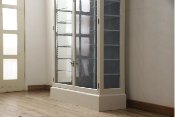 キャビネットをリペア&カスタム!高品質リペアを施し、外側はアンティークホワイト、内側はくすんだ水色ででペイント仕上げ。(ガラスケース、ショーケース、飾り棚、陳列棚、戸棚、食器棚、カップボード、店舗什器)