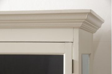 キャビネットをリペア&カスタム!高品質リペアを施し、外側はアンティークホワイト、内側はくすんだ水色ででペイント仕上げ。(ガラスケース、ショーケース、飾り棚、陳列棚、戸棚、食器棚、カップボード、店舗什器)