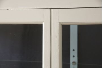 キャビネットをリペア&カスタム!高品質リペアを施し、外側はアンティークホワイト、内側はくすんだ水色ででペイント仕上げ。(ガラスケース、ショーケース、飾り棚、陳列棚、戸棚、食器棚、カップボード、店舗什器)