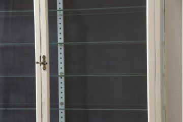 キャビネットをリペア&カスタム!高品質リペアを施し、外側はアンティークホワイト、内側はくすんだ水色ででペイント仕上げ。(ガラスケース、ショーケース、飾り棚、陳列棚、戸棚、食器棚、カップボード、店舗什器)