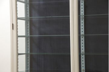 キャビネットをリペア&カスタム!高品質リペアを施し、外側はアンティークホワイト、内側はくすんだ水色ででペイント仕上げ。(ガラスケース、ショーケース、飾り棚、陳列棚、戸棚、食器棚、カップボード、店舗什器)