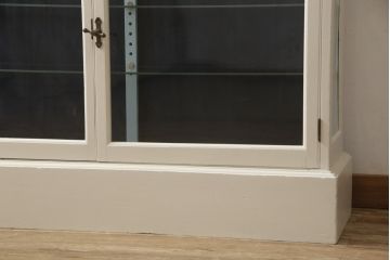 キャビネットをリペア&カスタム!高品質リペアを施し、外側はアンティークホワイト、内側はくすんだ水色ででペイント仕上げ。(ガラスケース、ショーケース、飾り棚、陳列棚、戸棚、食器棚、カップボード、店舗什器)