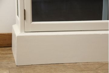 キャビネットをリペア&カスタム!高品質リペアを施し、外側はアンティークホワイト、内側はくすんだ水色ででペイント仕上げ。(ガラスケース、ショーケース、飾り棚、陳列棚、戸棚、食器棚、カップボード、店舗什器)