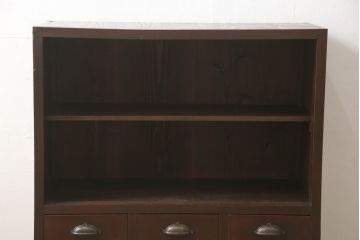 ガラス戸をリペア&カスタム!取っ手を交換し、新に天板を取り付け。1トーン落ち着いた色味に着色仕上げ。(収納棚、キャビネット、引き出し)