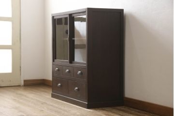 ガラス戸をリペア&カスタム!取っ手を交換し、新に天板を取り付け。1トーン落ち着いた色味に着色仕上げ。(収納棚、キャビネット、引き出し)
