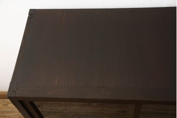 ガラス戸をリペア&カスタム!取っ手を交換し、新に天板を取り付け。1トーン落ち着いた色味に着色仕上げ。(収納棚、キャビネット、引き出し)