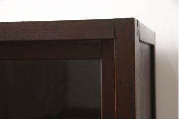 ガラス戸をリペア&カスタム!取っ手を交換し、新に天板を取り付け。1トーン落ち着いた色味に着色仕上げ。(収納棚、キャビネット、引き出し)