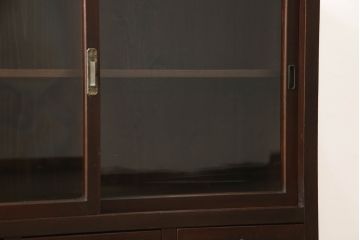 ガラス戸をリペア&カスタム!取っ手を交換し、新に天板を取り付け。1トーン落ち着いた色味に着色仕上げ。(収納棚、キャビネット、引き出し)