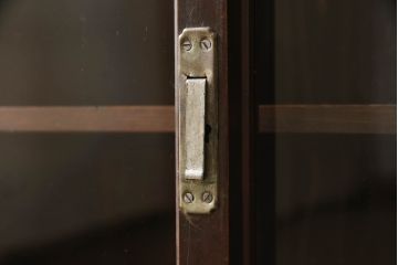 ガラス戸をリペア&カスタム!取っ手を交換し、新に天板を取り付け。1トーン落ち着いた色味に着色仕上げ。(収納棚、キャビネット、引き出し)