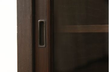 ガラス戸をリペア&カスタム!取っ手を交換し、新に天板を取り付け。1トーン落ち着いた色味に着色仕上げ。(収納棚、キャビネット、引き出し)