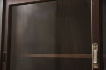 ガラス戸をリペア&カスタム!取っ手を交換し、新に天板を取り付け。1トーン落ち着いた色味に着色仕上げ。(収納棚、キャビネット、引き出し)