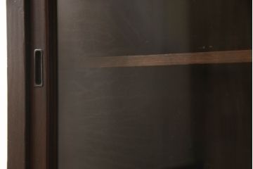 ガラス戸をリペア&カスタム!取っ手を交換し、新に天板を取り付け。1トーン落ち着いた色味に着色仕上げ。(収納棚、キャビネット、引き出し)