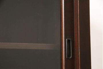 ガラス戸をリペア&カスタム!取っ手を交換し、新に天板を取り付け。1トーン落ち着いた色味に着色仕上げ。(収納棚、キャビネット、引き出し)