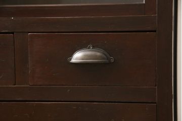 ガラス戸をリペア&カスタム!取っ手を交換し、新に天板を取り付け。1トーン落ち着いた色味に着色仕上げ。(収納棚、キャビネット、引き出し)