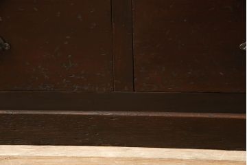 ガラス戸をリペア&カスタム!取っ手を交換し、新に天板を取り付け。1トーン落ち着いた色味に着色仕上げ。(収納棚、キャビネット、引き出し)