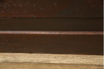 ガラス戸をリペア&カスタム!取っ手を交換し、新に天板を取り付け。1トーン落ち着いた色味に着色仕上げ。(収納棚、キャビネット、引き出し)