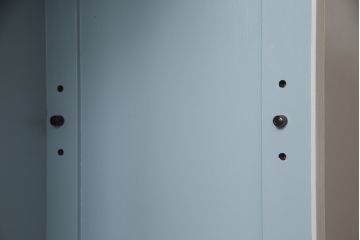 本棚をリペア&カスタム!外側はアンティークホワイト、内側はくすんだ水色でペイント仕上げ。(ブックシェルフ、飾り棚、収納棚、ブックケース、キャビネット)