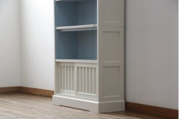 本棚をリペア&カスタム!外側はアンティークホワイト、内側はくすんだ水色でペイント仕上げ。(ブックシェルフ、飾り棚、収納棚、ブックケース、キャビネット)