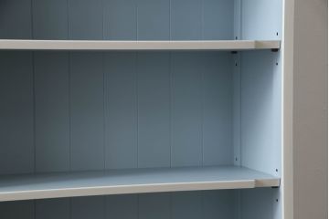 本棚をリペア&カスタム!外側はアンティークホワイト、内側はくすんだ水色でペイント仕上げ。(ブックシェルフ、飾り棚、収納棚、ブックケース、キャビネット)