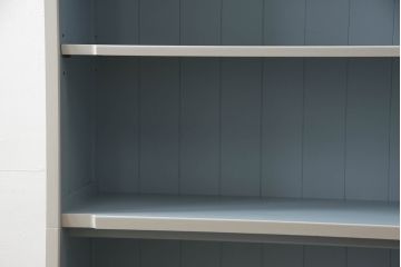 本棚をリペア&カスタム!外側はアンティークホワイト、内側はくすんだ水色でペイント仕上げ。(ブックシェルフ、飾り棚、収納棚、ブックケース、キャビネット)