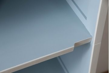 本棚をリペア&カスタム!外側はアンティークホワイト、内側はくすんだ水色でペイント仕上げ。(ブックシェルフ、飾り棚、収納棚、ブックケース、キャビネット)