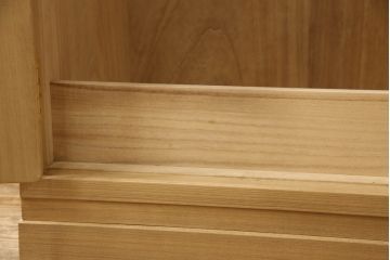 加茂総桐箪笥の見た目を変えずに綺麗にリペア!本来の美しさを活かした木地色仕上げ。(洋服タンス、桐たんす、ワードローブ、衣装箪笥)