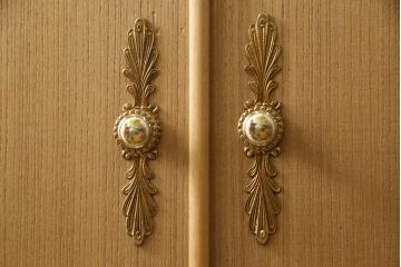 加茂総桐箪笥の見た目を変えずに綺麗にリペア!本来の美しさを活かした木地色仕上げ。(洋服タンス、桐たんす、ワードローブ、衣装箪笥)