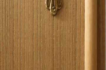 加茂総桐箪笥の見た目を変えずに綺麗にリペア!本来の美しさを活かした木地色仕上げ。(洋服タンス、桐たんす、ワードローブ、衣装箪笥)