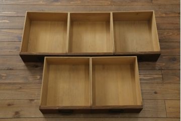 二段重ね収納棚をリペア&カスタム!奥行きをリサイズし、全体を1トーン落ち着いた色味に着色仕上げ。(キャビネット、戸棚、食器棚、飾り棚、ガラスケース、店舗什器、本箱、ブックケース)