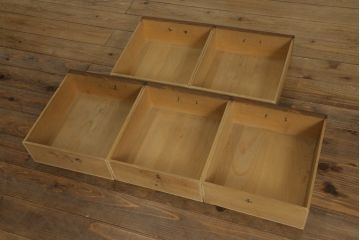 二段重ね収納棚をリペア&カスタム!奥行きをリサイズし、全体を1トーン落ち着いた色味に着色仕上げ。(キャビネット、戸棚、食器棚、飾り棚、ガラスケース、店舗什器、本箱、ブックケース)